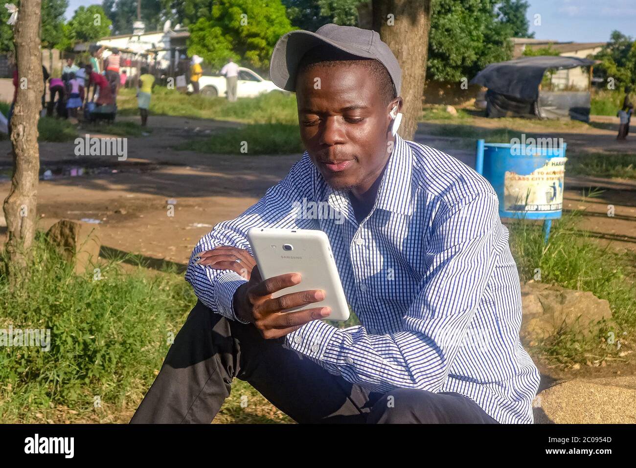 Da un lavoro che ha co-scritto chiamato "il gioco dell'amore", Sikahika dice che ha guadagnato circa 4,000 dollari. Distribuisce gratuitamente porzioni delle sue opere, poi addebita al suo pubblico di leggere di più. I lettori di libri di social media dicono di apprezzare questi libri per la loro accessibilità. (Sharon Munjenjema, GPJ Zimbabwe) Foto Stock