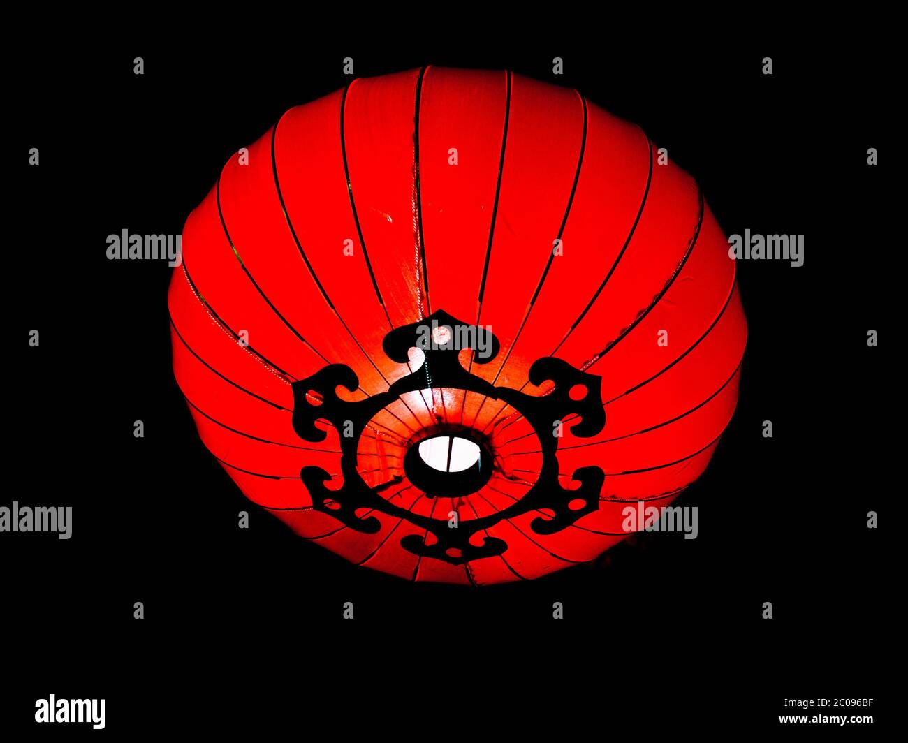 Lanterna cinese rosso brillante di notte, con sfondo nero Foto Stock