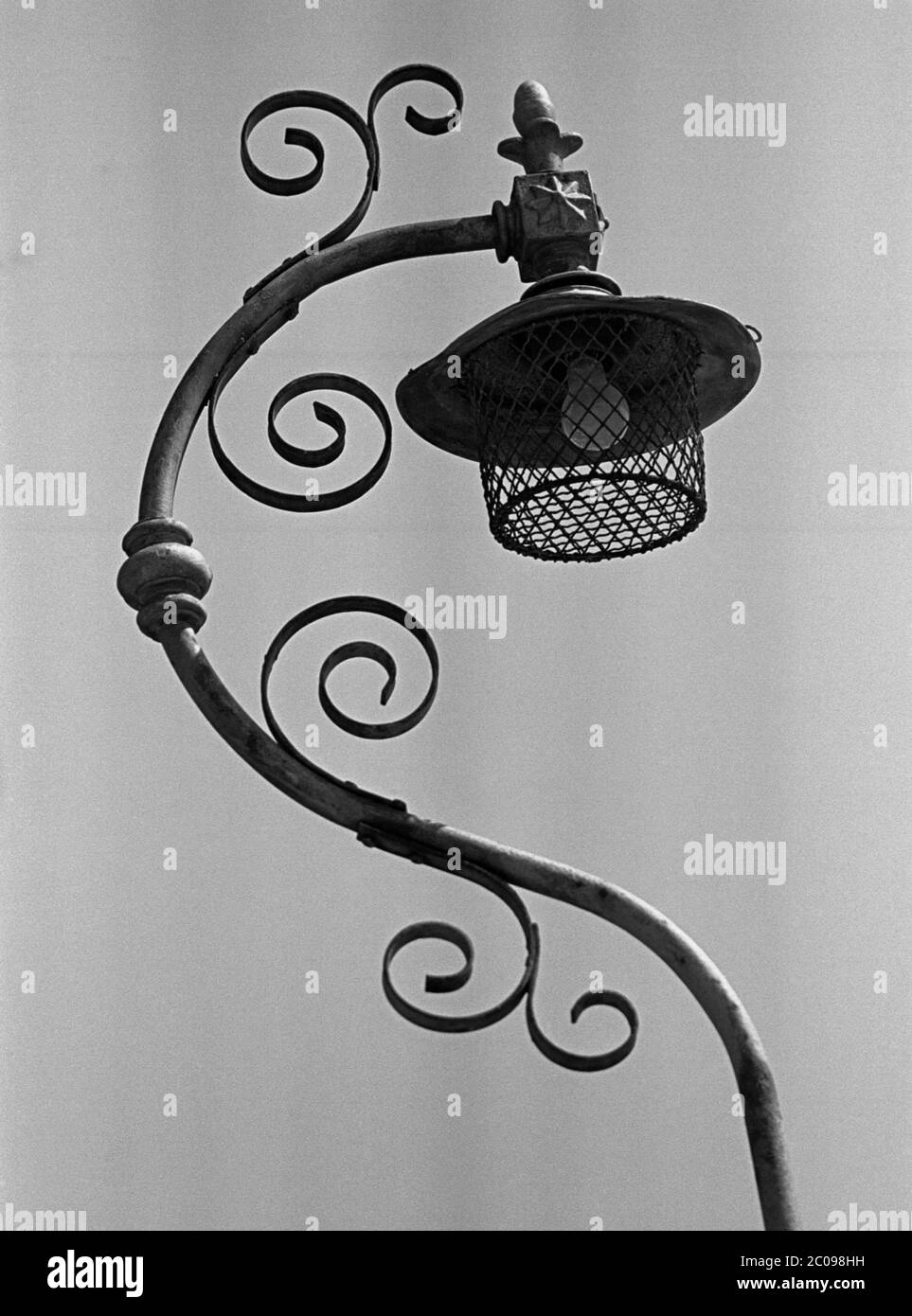 AJAXNETPHOTO. 14 SETTEMBRE 1969. PORTSMOUTH, INGHILTERRA. - CONVERTITO - LAMPADA DI STRADA VITTORIANA CON DECORAZIONE IN FERRO BATTUTO ORNATO IN TERRAZZA SYDENHAM VICINO FRATTON.PHOTO:JONATHAN EASTLAND/AJAX REF:3568156 17A Foto Stock