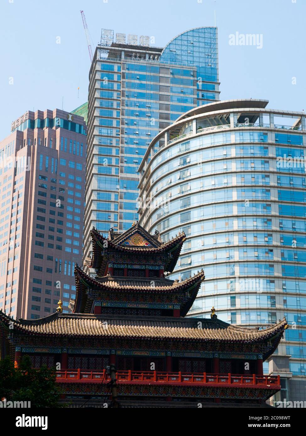 Contrasto tra edifici moderni e tempio buddista storico nella città di Chongqing, Cina Foto Stock