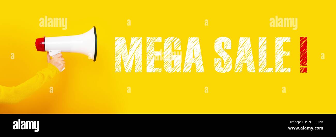 megafono in mano su sfondo giallo, concept mega vendita, immagine panoramica Foto Stock