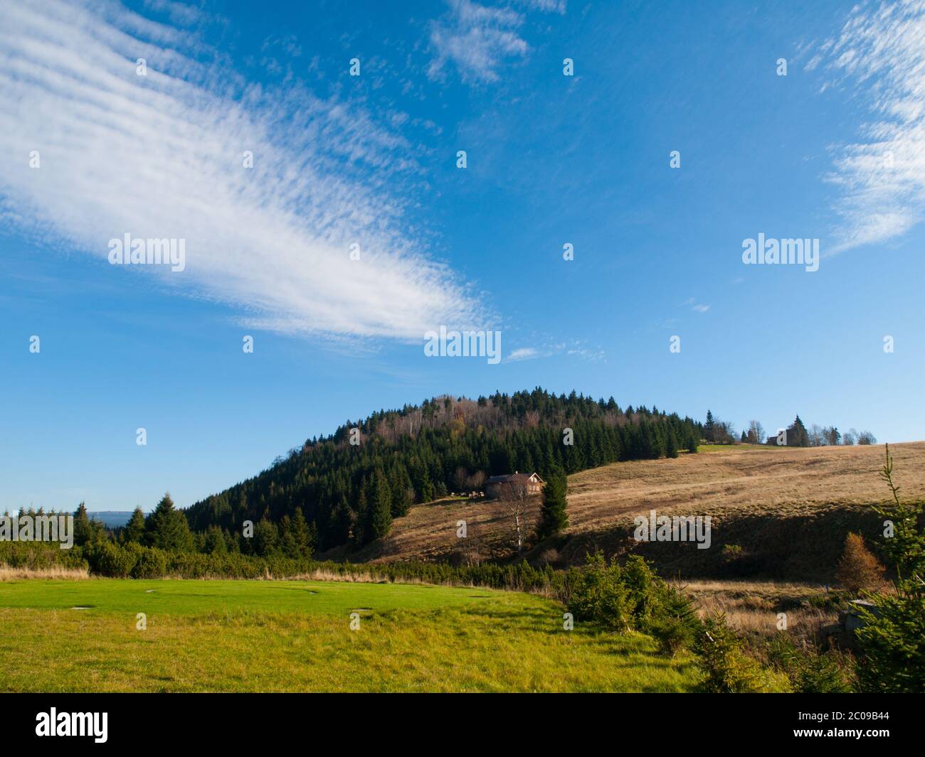 Collina di Bukovec sopra il villaggio di Jizerka, Repubblica Ceca Foto Stock