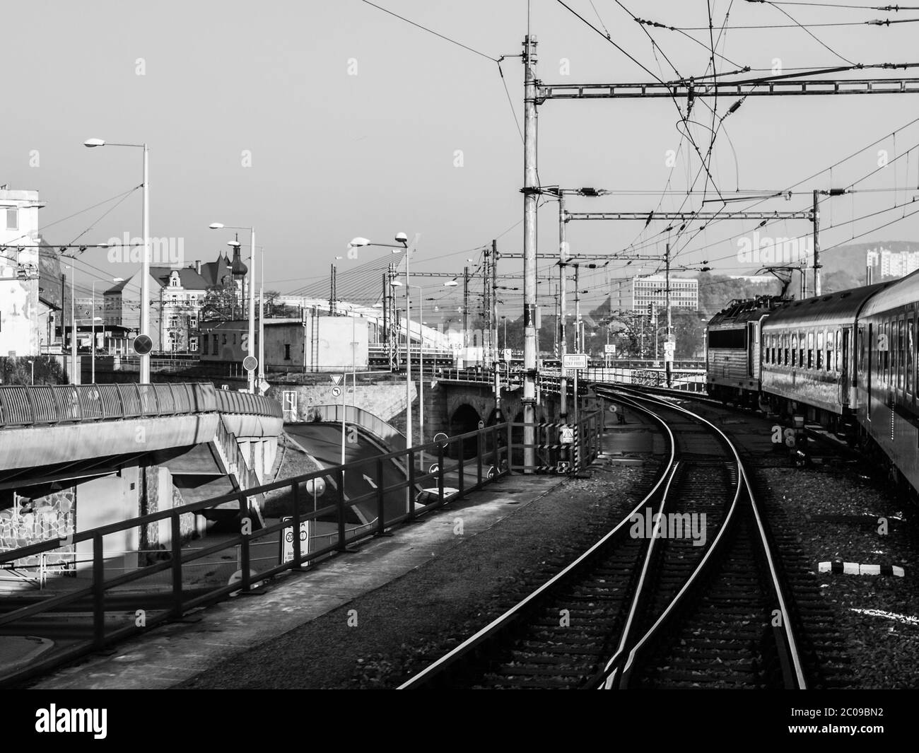 Treno in avvicinamento alla stazione ferroviaria, Usti nad Labem, Repubblica Ceca. Immagine in bianco e nero. Foto Stock