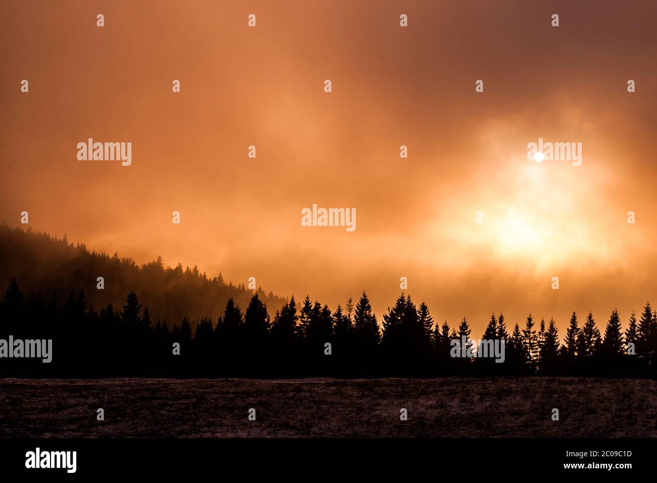 Tramonto colorato in tempo nebbia nel tardo autunno Foto Stock