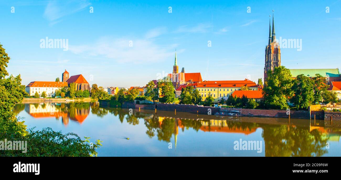 Panorama dell'Isola della Cattedrale e il suo riflesso nel fiume, Breslavia, Polonia. Foto Stock