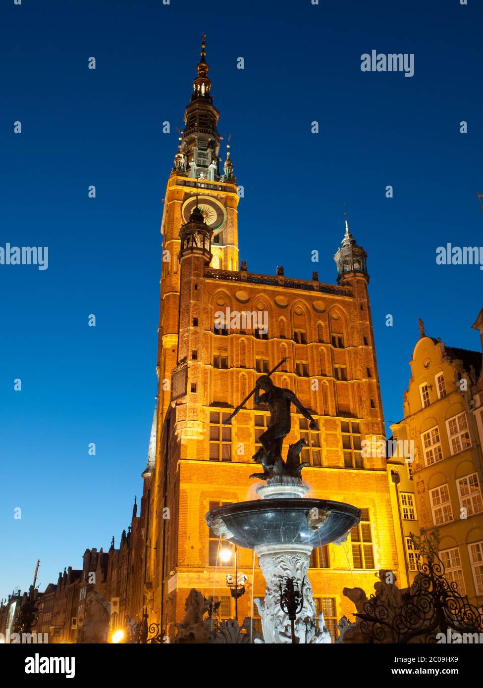 Il Municipio di Danzica e la Fontana di Nettuno di notte, Polonia Foto Stock