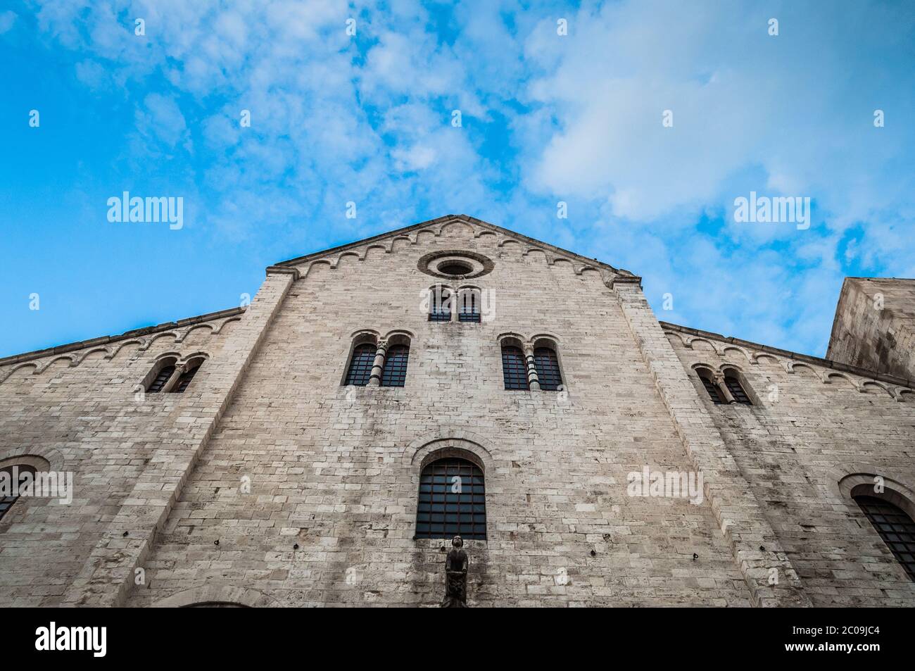 Cattedrale in pietra bianca da vicino con cielo blu e piccole nuvole bianche sullo sfondo Foto Stock