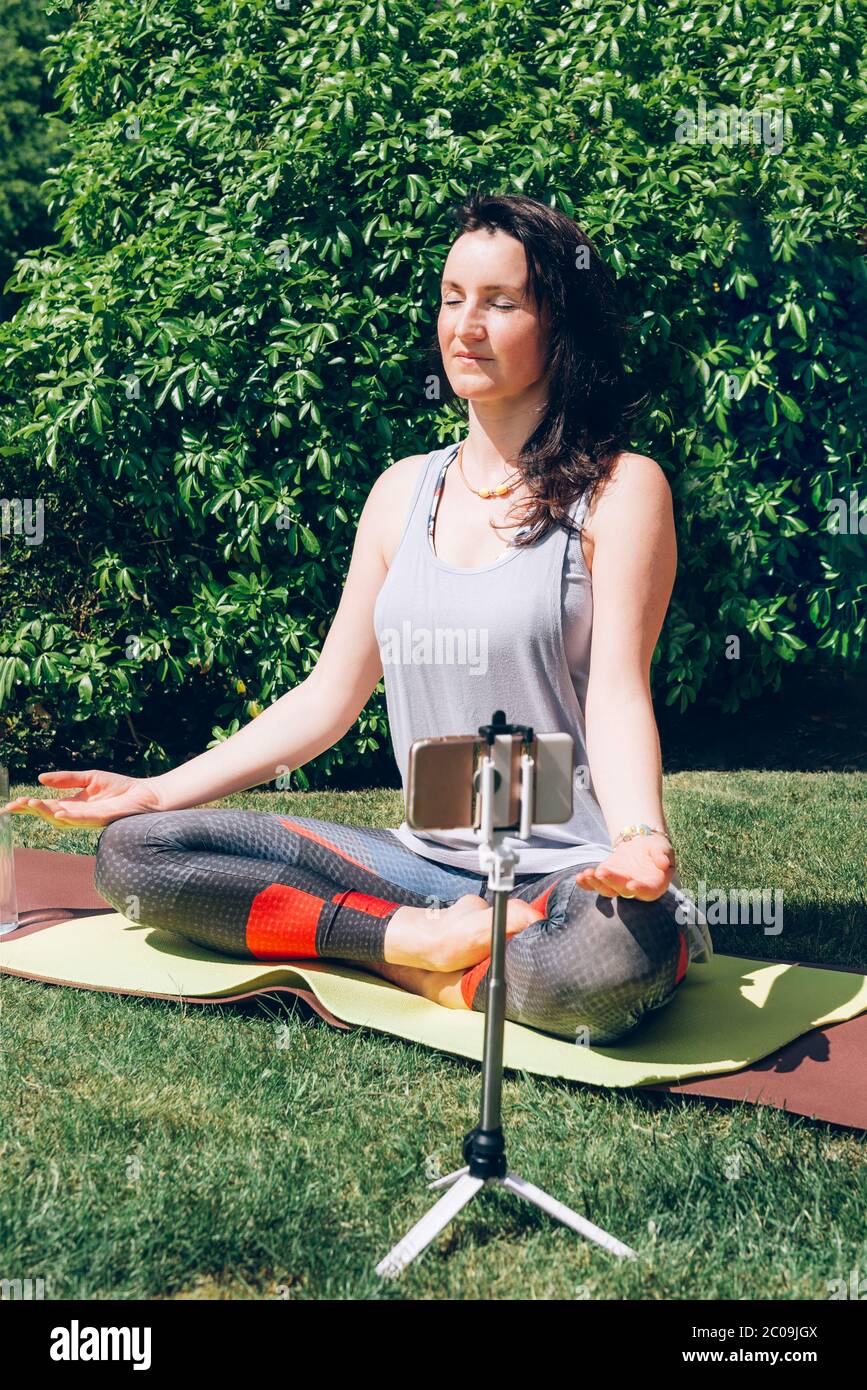 Donna sta facendo yoga in giardino Foto Stock