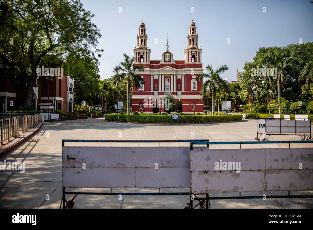 La Chiesa della Cattedrale del Sacro cuore è rimasta chiusa come la maggior parte dei luoghi religiosi, come l'India facilita le restrizioni di blocco che sono state imposte per rallentare la Sprea Foto Stock