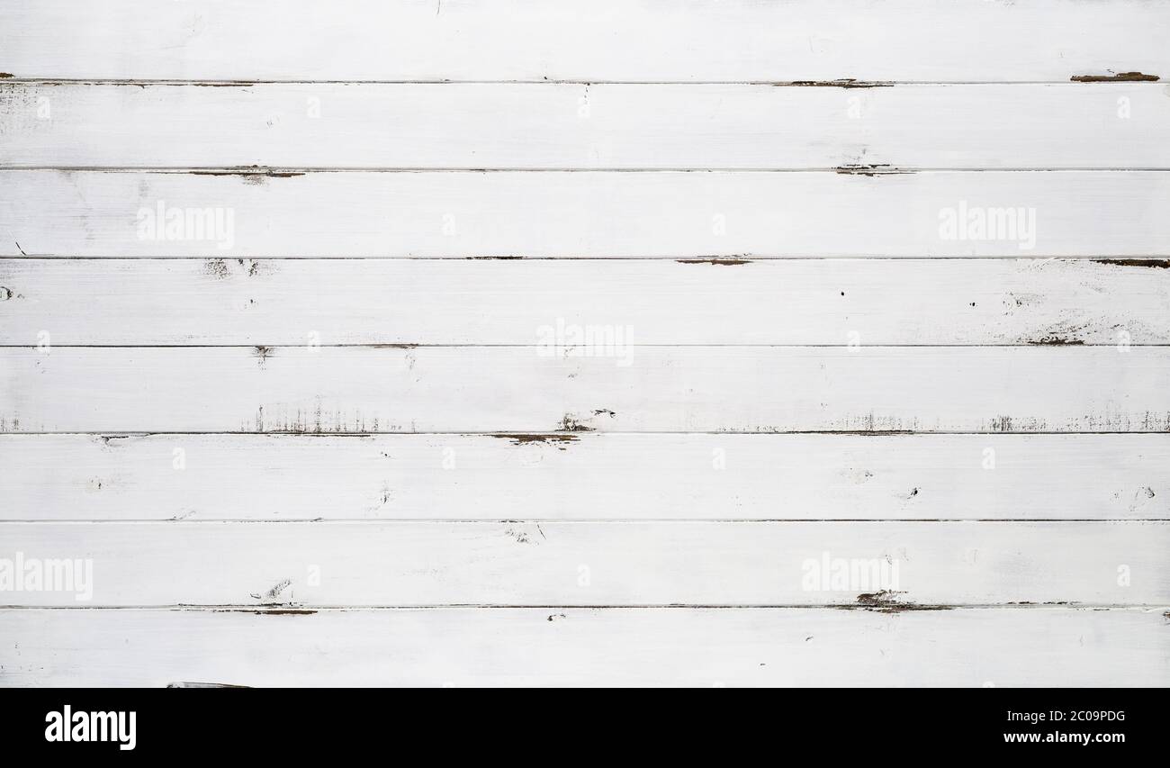 Stressato sfondo di tessitura di legno bianco visto dall'alto. Le tavole di legno sono impilate orizzontalmente e hanno un aspetto usurato. Questa superficie sarebbe gre Foto Stock