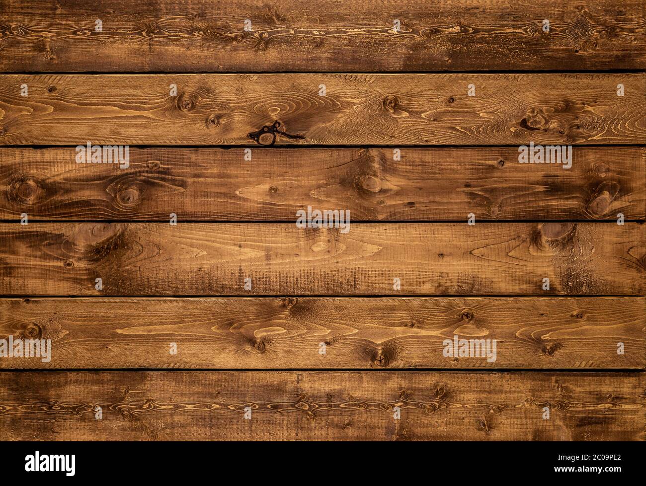 Sfondo di legno marrone medio visto dall'alto. Le tavole di legno usurate sono impilate orizzontalmente. Risorsa di progettazione per parete, pavimento, tavolo ecc. Foto Stock