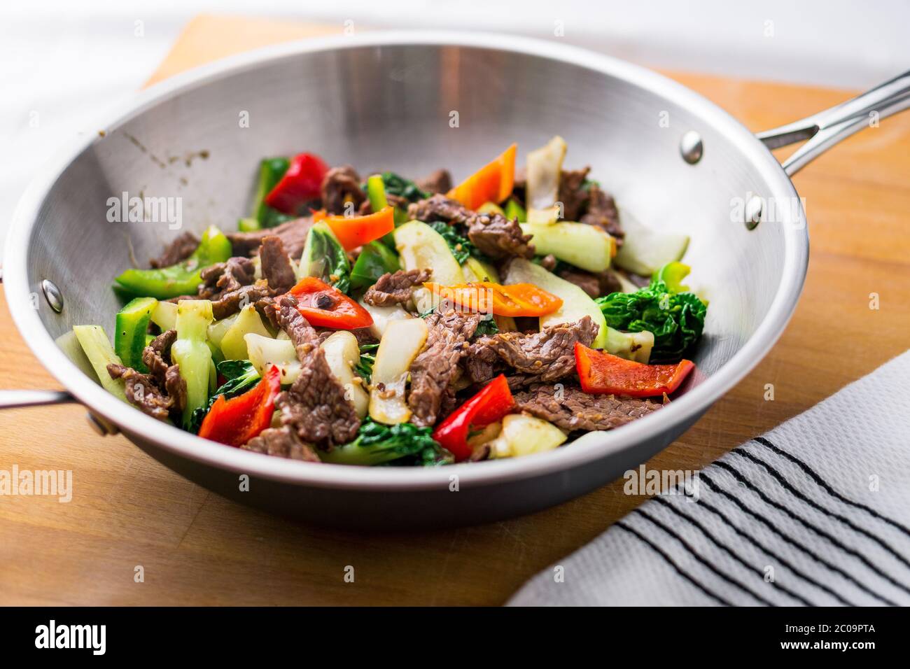 Verdure sane e manzo fritto. Composto da bistecca, peperoni, cipolle e bok choy fritti in un wok asiatico. Foto Stock