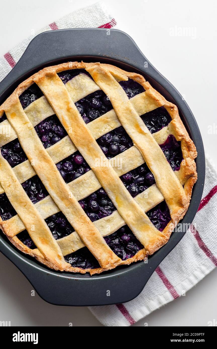 Torta di mirtilli fatta in casa rinfrescando fuori in una padella da forno, vista dall'alto. Foto Stock