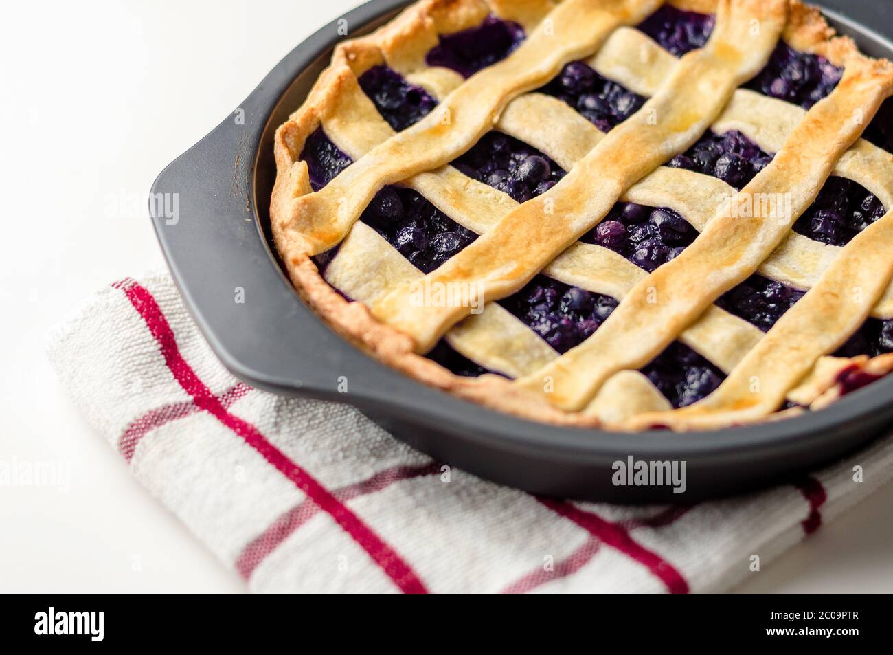 Torta di mirtilli fatta in casa rinfrescando fuori in una teglia da forno. Foto Stock