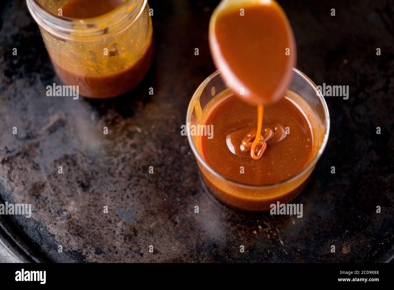Questa salsa dolce e deliziosa al caramello può essere utilizzata come condimento per aggiungere sapore ai dolci, al gelato e a molti altri dessert. Foto Stock