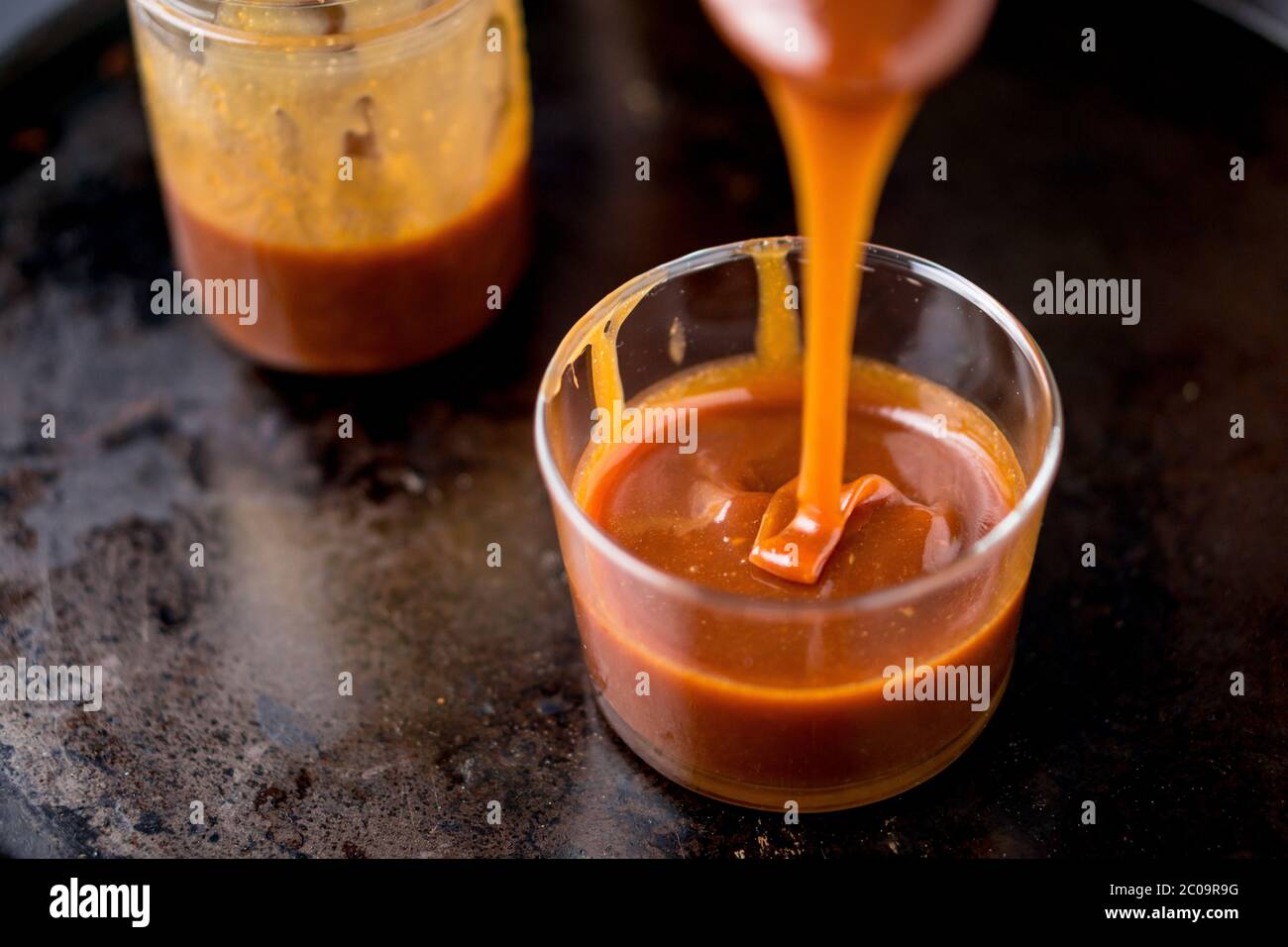 Questa salsa dolce e deliziosa al caramello può essere utilizzata come condimento per aggiungere sapore ai dolci, al gelato e a molti altri dessert. Foto Stock