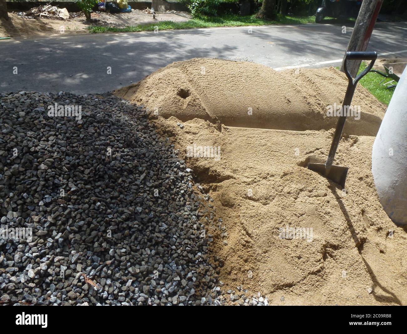 Un carico di sabbia e pietre su un cantiere. Colombo, Sri Lanka. Foto Stock