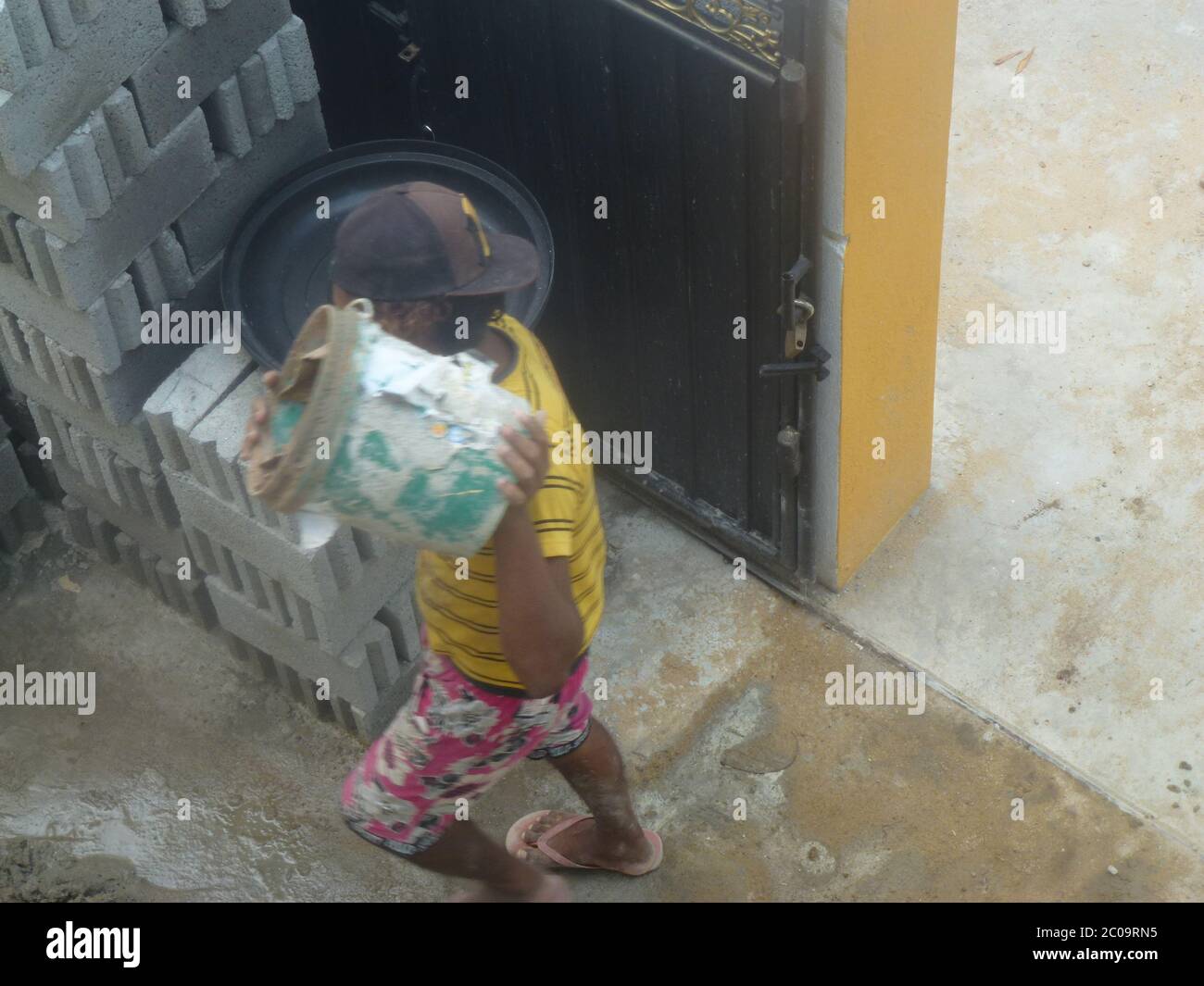 Uomini che lavorano su un cantiere, costruendo muri da mattoni. Colombo, Sri Lanka. Foto Stock