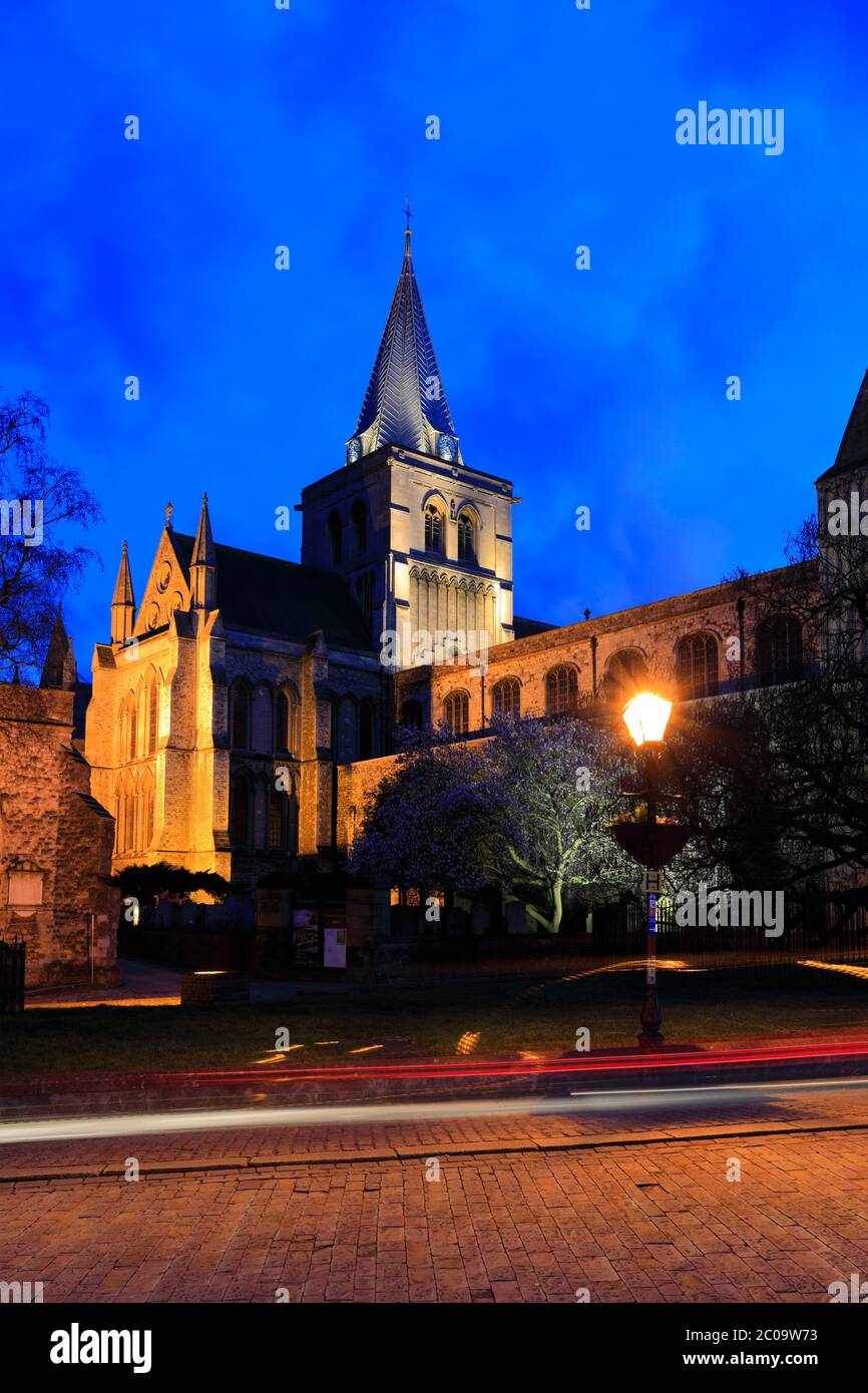 Vista serale sulla Cattedrale di Rochester, Rochester City, Kent County, Inghilterra, Regno Unito Foto Stock