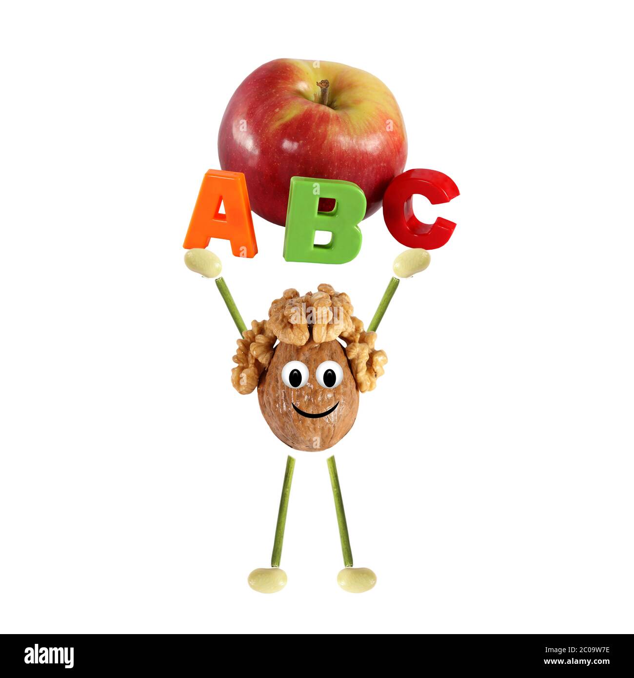 Mangiare sano. Divertente uomo piccolo della parola di sollevamento noce - ABC con mela Foto Stock