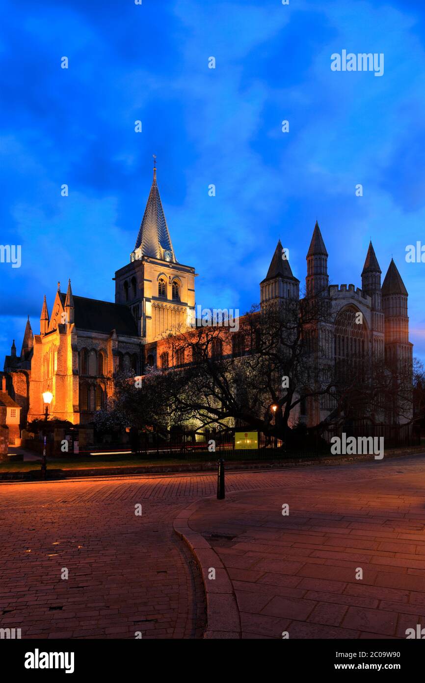 Vista serale sulla Cattedrale di Rochester, Rochester City, Kent County, Inghilterra, Regno Unito Foto Stock