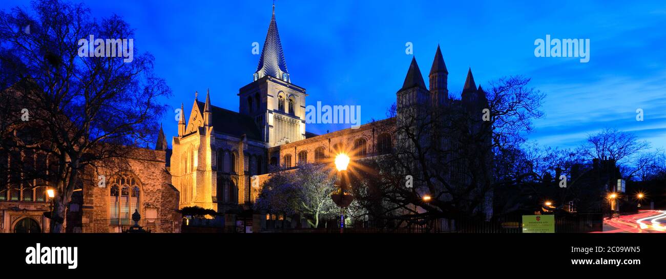 Vista serale sulla Cattedrale di Rochester, Rochester City, Kent County, Inghilterra, Regno Unito Foto Stock