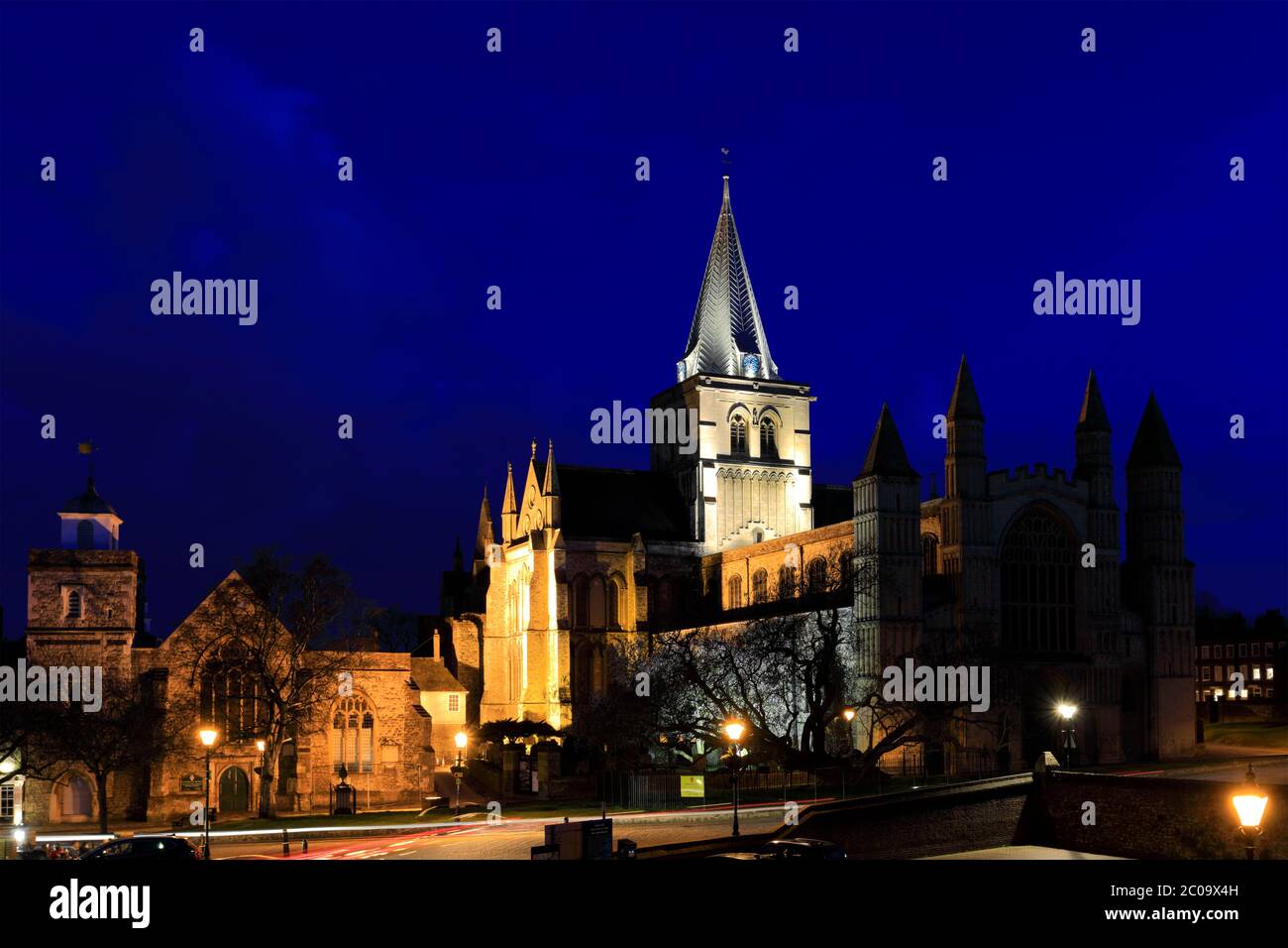 Vista serale sulla Cattedrale di Rochester, Rochester City, Kent County, Inghilterra, Regno Unito Foto Stock