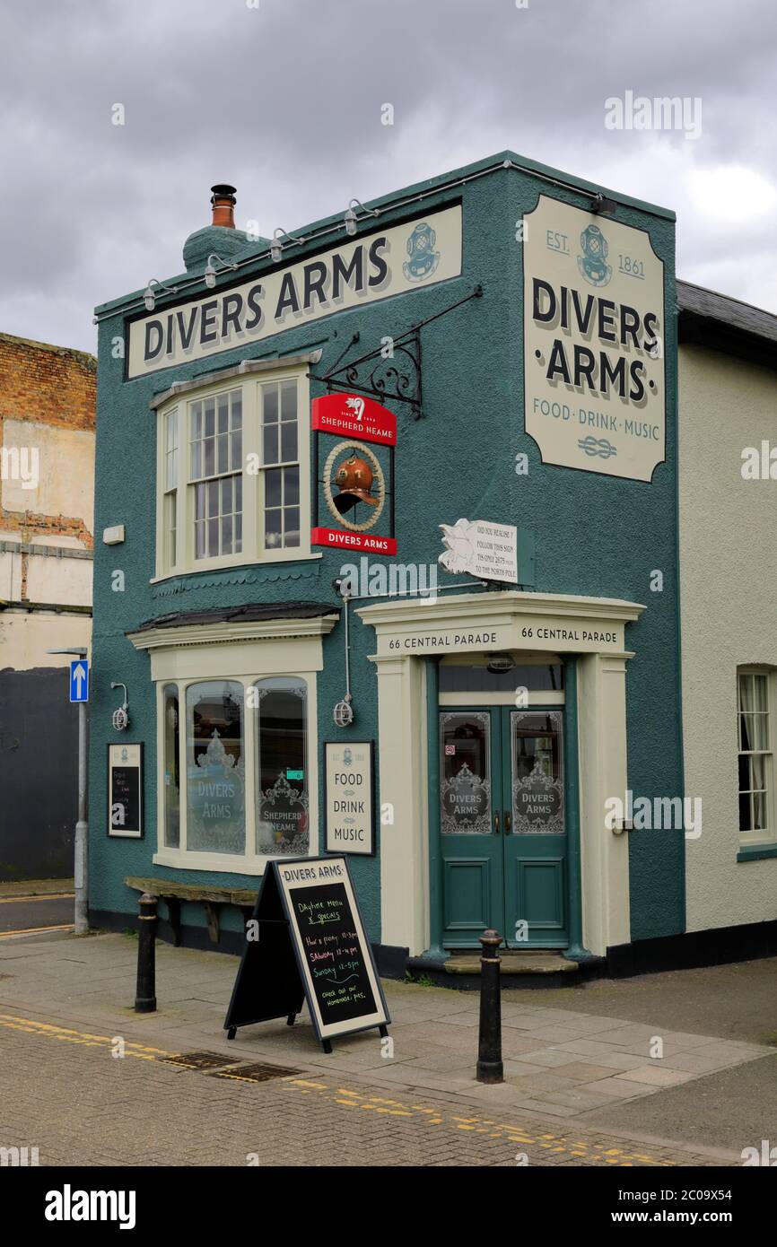 Il pub Divers Arms, Seafront Promenade, Central Parade, Herne Bay Town, Kent County; Inghilterra; Regno Unito Foto Stock