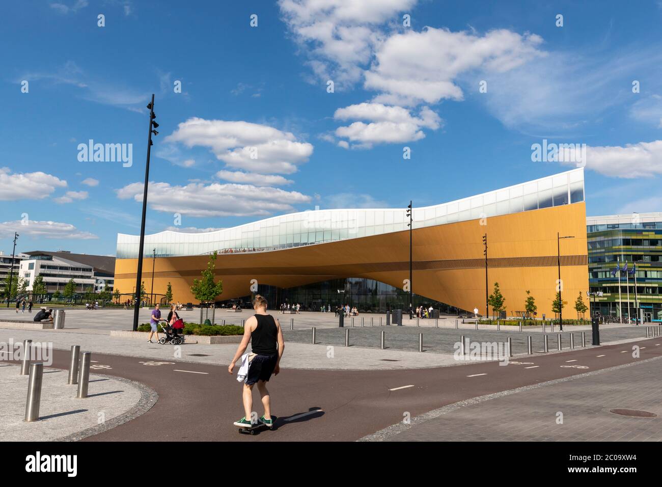 Biblioteca centrale di Helsinki "Oodi" con vita attiva della città Foto Stock