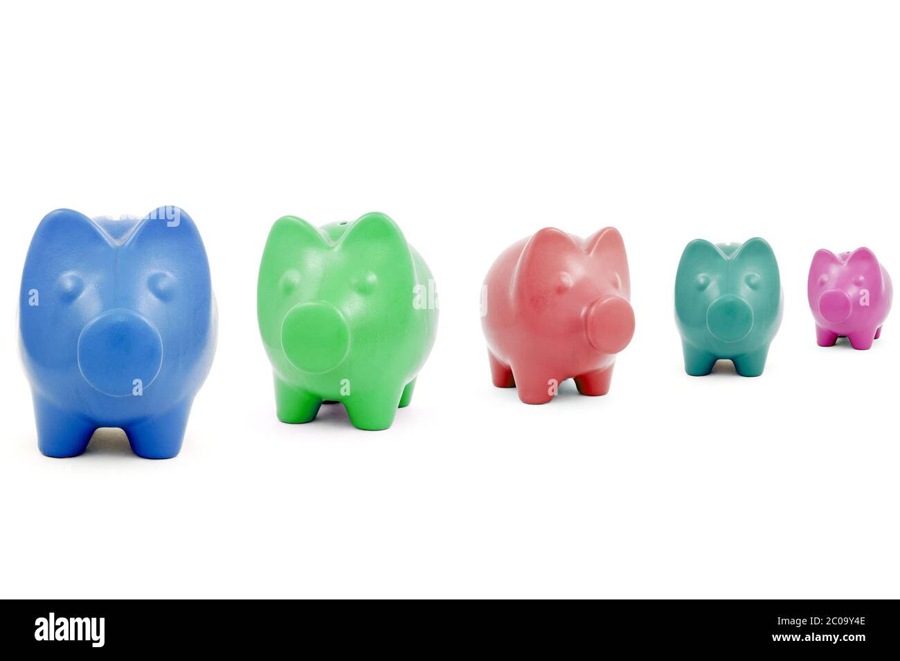 Colorate banche Piggy in una fila Foto Stock
