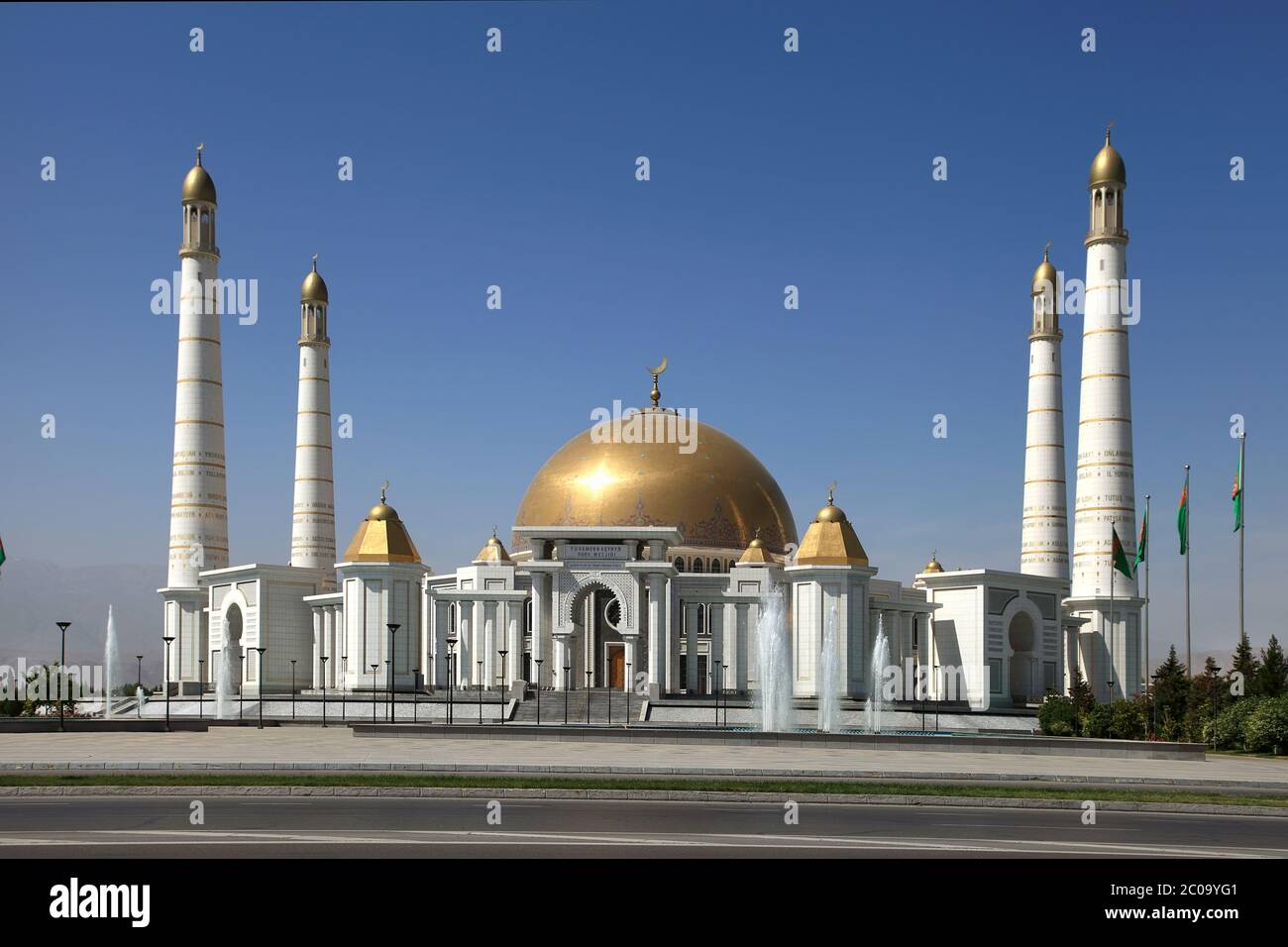 Moschea nel villaggio nativo del primo presidente del Turkmenistan Nijazov. Ciao è stato portato qui. Turkmenistan. Foto Stock