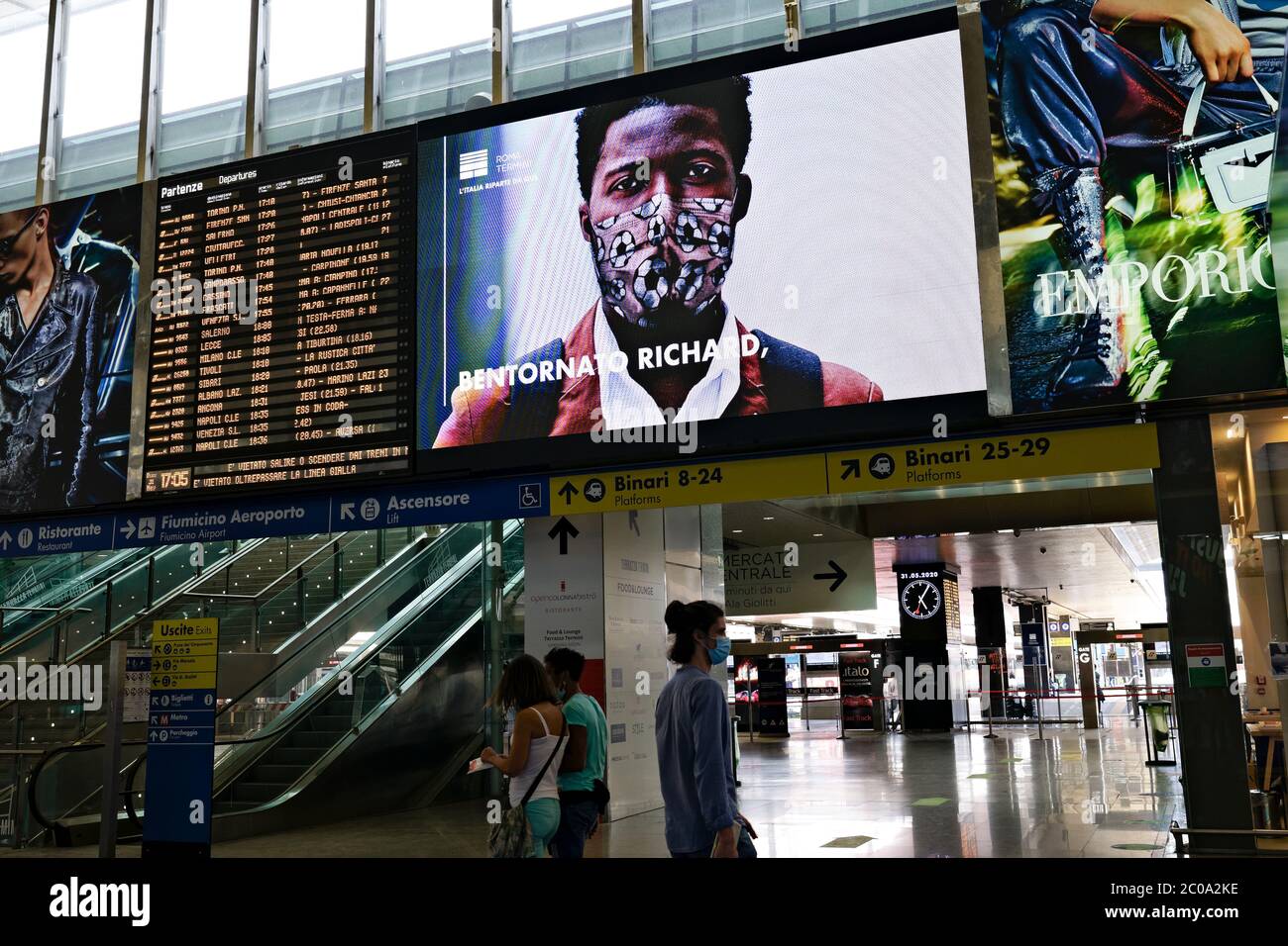 Stazione ferroviaria di Roma Termini, quasi deserta al tempo del Covid 19 Coronavirus. Messaggio sul grande schermo a LED cartellone. Scheda di visualizzazione delle informazioni sulle partenze. Fase 2, due, 2020. Roma, Italia, Europa, Unione europea, UE Foto Stock