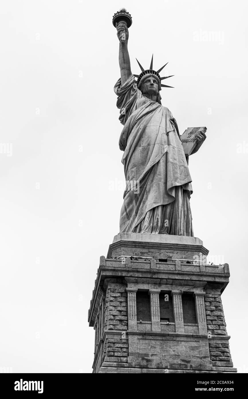 Statua della libertà a New York contro uno sfondo di un cielo bianco Foto Stock Statua della libertà a New York contro uno sfondo di un cielo bianco Foto Stock