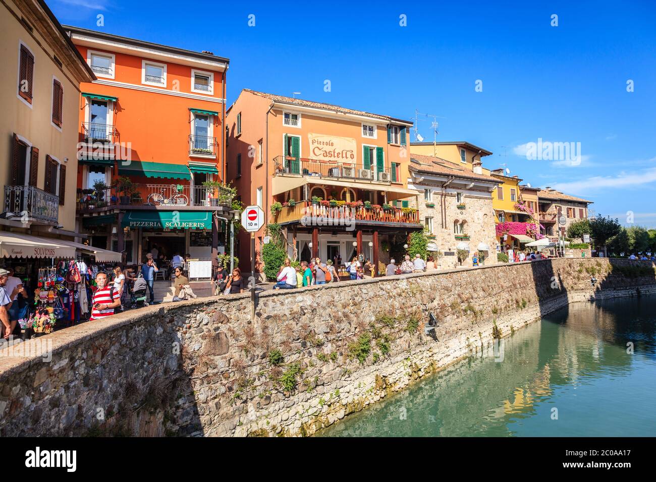 Sirmione, Italia, 9 settembre 2015: Zona commerciale nel comune di Sirmione in Lombardia Foto Stock