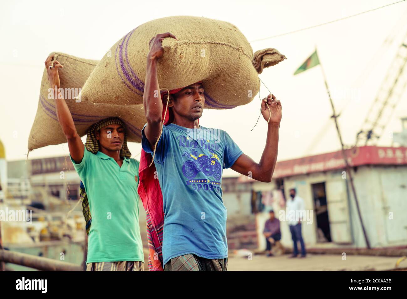 Chittagong, Bangladesh, 22 dicembre 2017: Scarico manuale delle merci dalle navi nel porto del fiume Karnafuli a Chittagong, Bangladesh Foto Stock