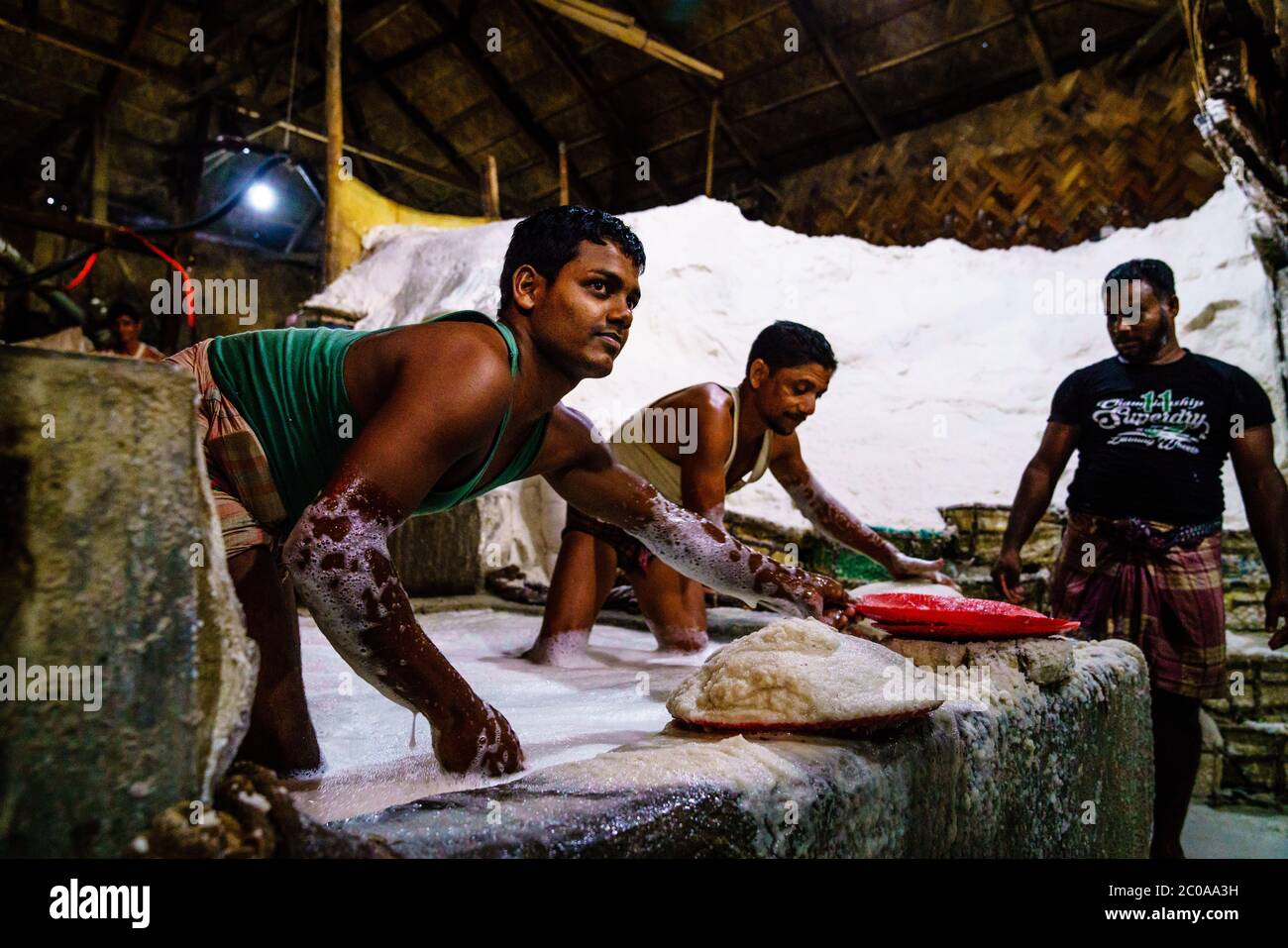 Chittagong, Bangladesh, 22 dicembre 2017: Lavori pesanti in una fabbrica di sale a Chittagong, Bangladesh Foto Stock