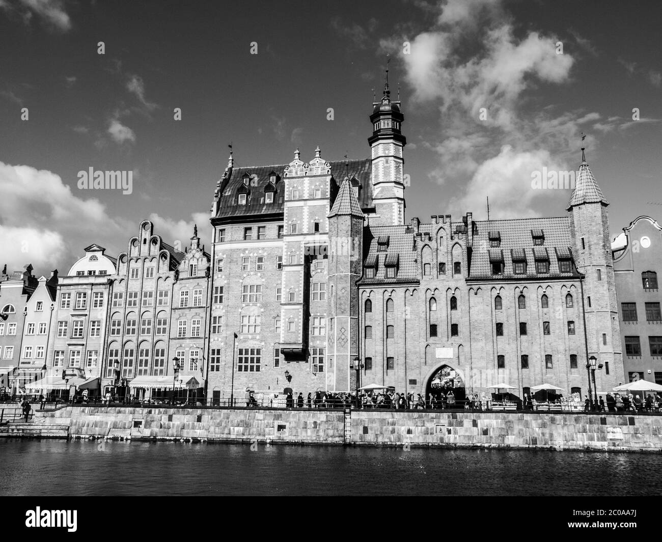 Edifici storici e porta di Santa Maria, o porta di Mariacka, sul fiume Mottawa argine nella Città Vecchia di Danzica, Polonia. Immagine in bianco e nero. Foto Stock