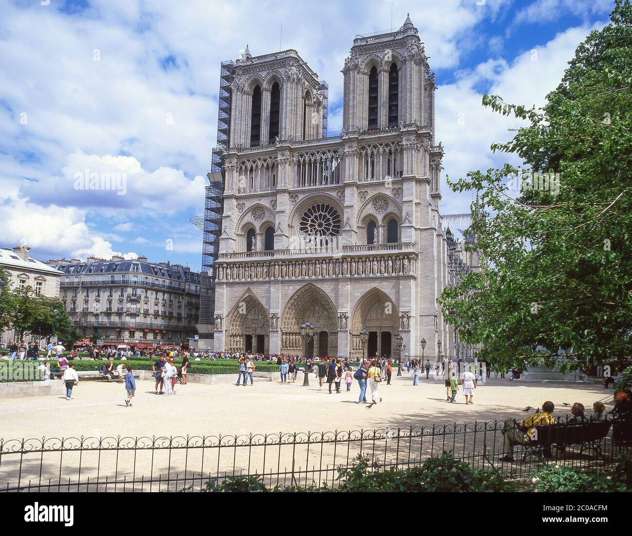 Facciata ovest di Notre-Dame de Paris, Parvis Notre-Dame – Place Jean-Paul-II, Parigi, Île-de-France, Francia Foto Stock