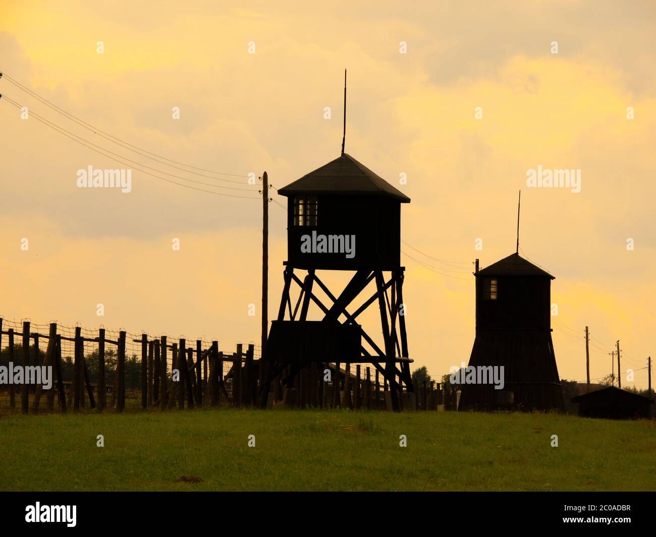 Vista serale delle sagome delle torri del campo di concentramento a Majdanek (Polonia) Foto Stock