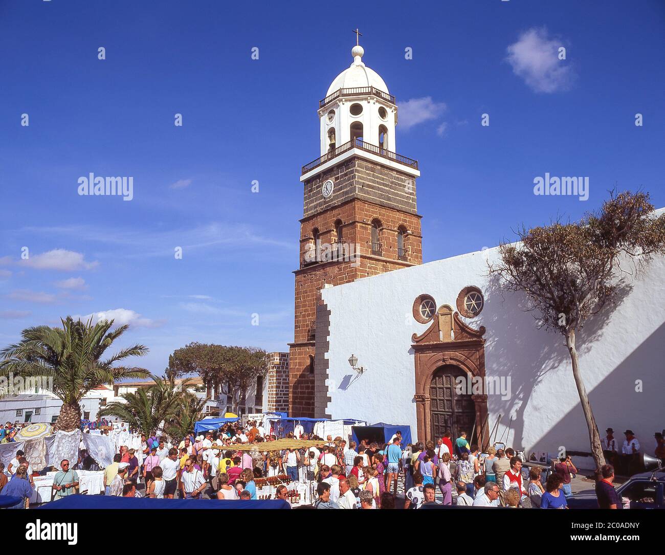 Chiesa Nuestra Señora de Guadalupe e mercato domenicale, Plaza de la Constitucion, Teguise, Lanzarote, Isole Canarie, Spagna Foto Stock