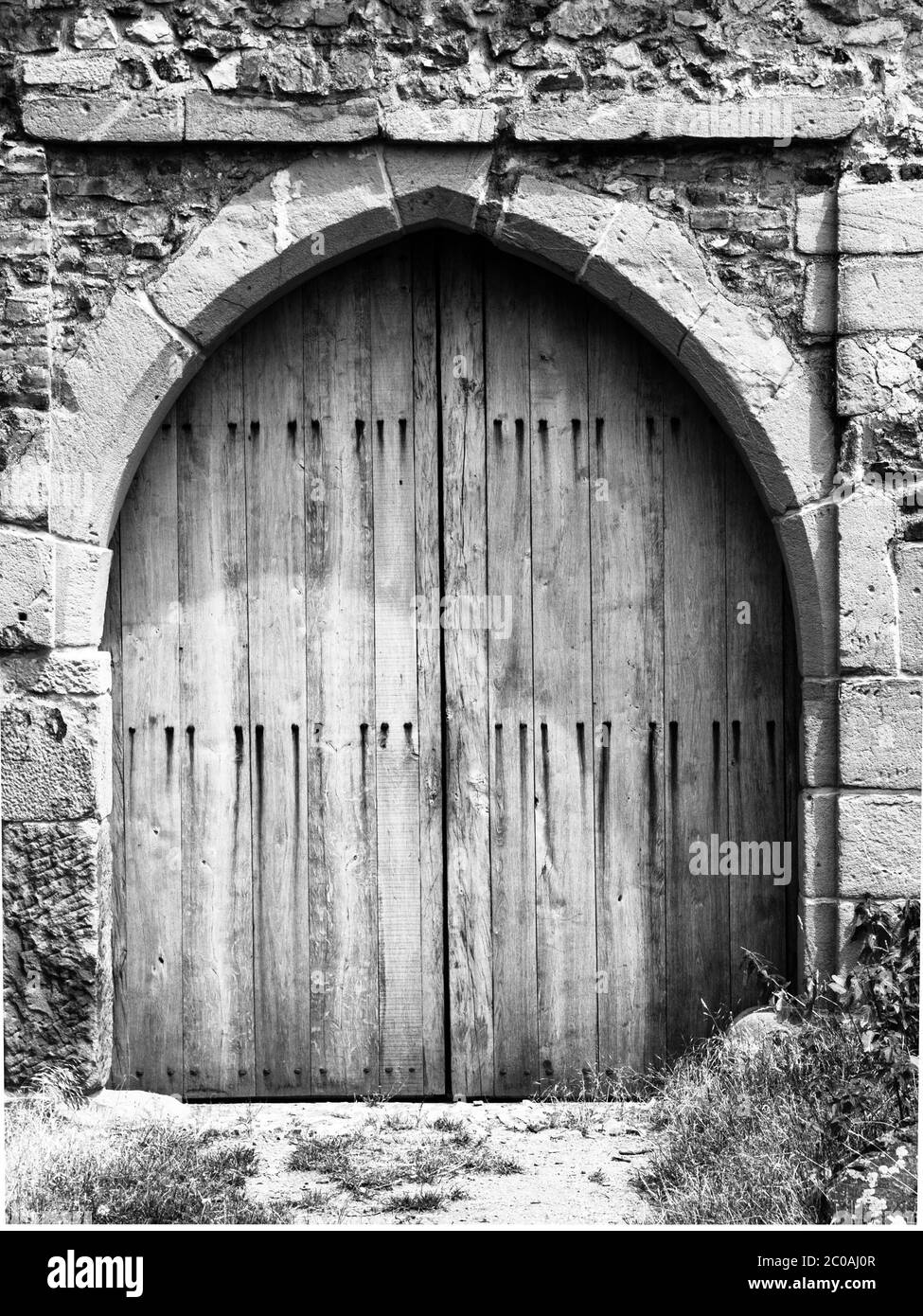 Antico cancello d'ingresso medievale in legno al castello. Immagine in bianco e nero. Foto Stock