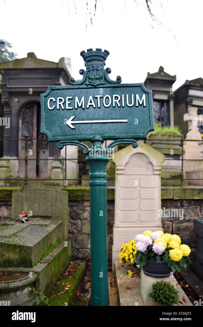 Un cartello di direzione in un cimitero, che dà la direzione di un crematorio per una cremazione funebre e un servizio funerario. Foto Stock