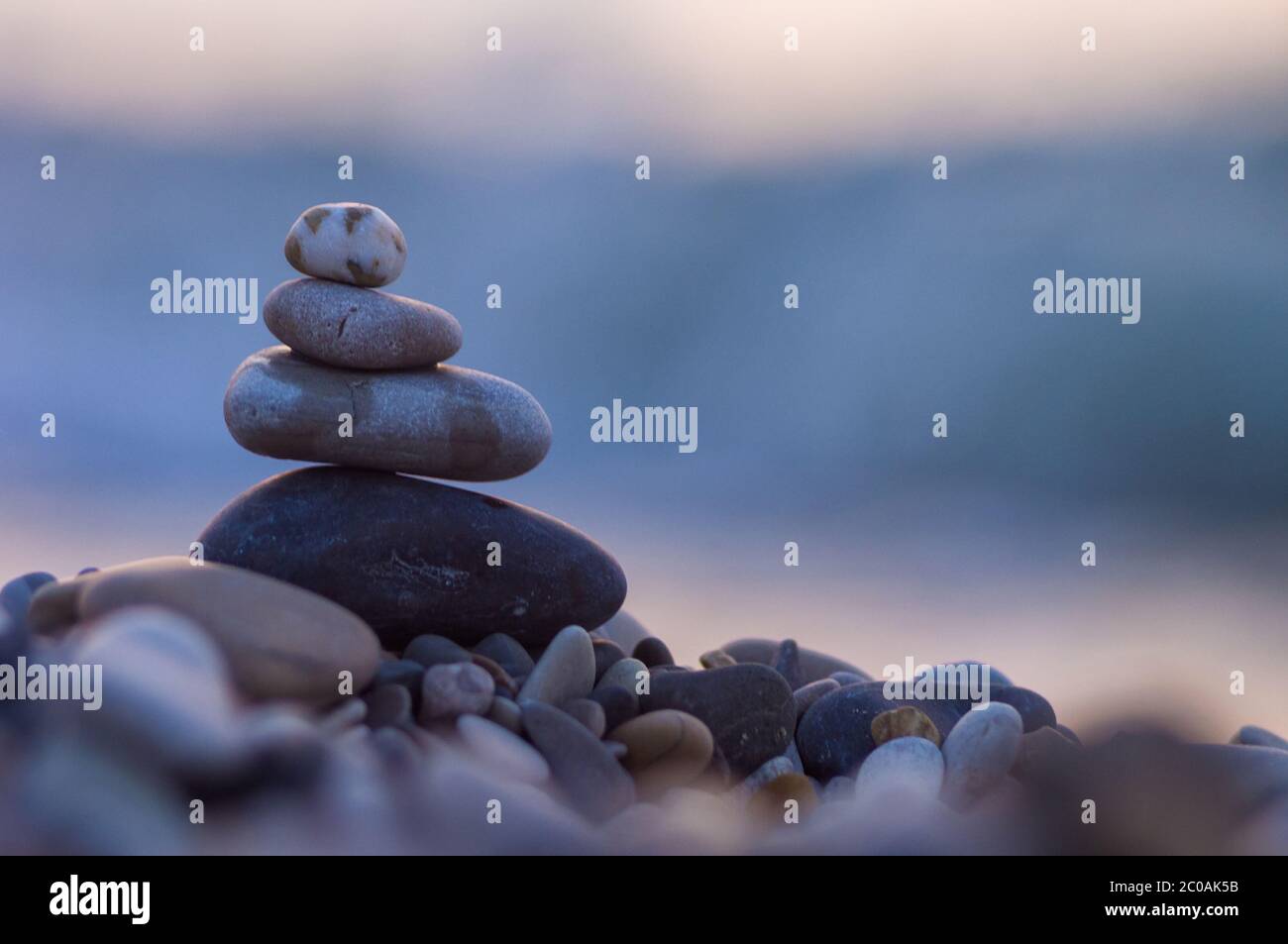 Pila di pietre zen sulla spiaggia ghiaiosa Foto Stock