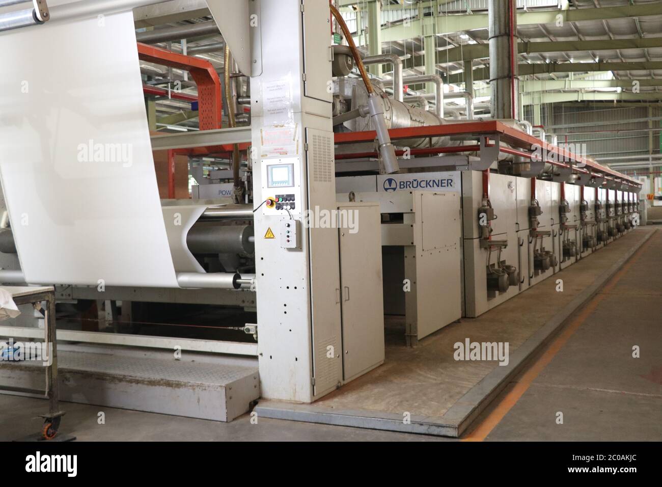 Moderna tecnologia nella tintura di filati con macchine per l'industria tessile, sezione macchina per tintura asciugatrice Foto Stock