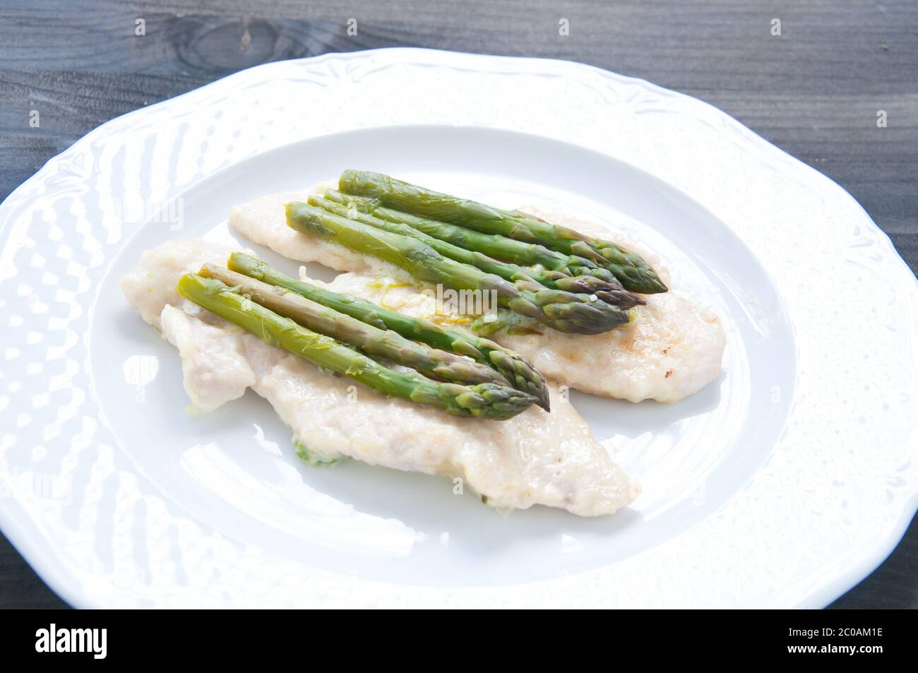 Costolette di vitello cotto nel burro con gli asparagi Foto Stock