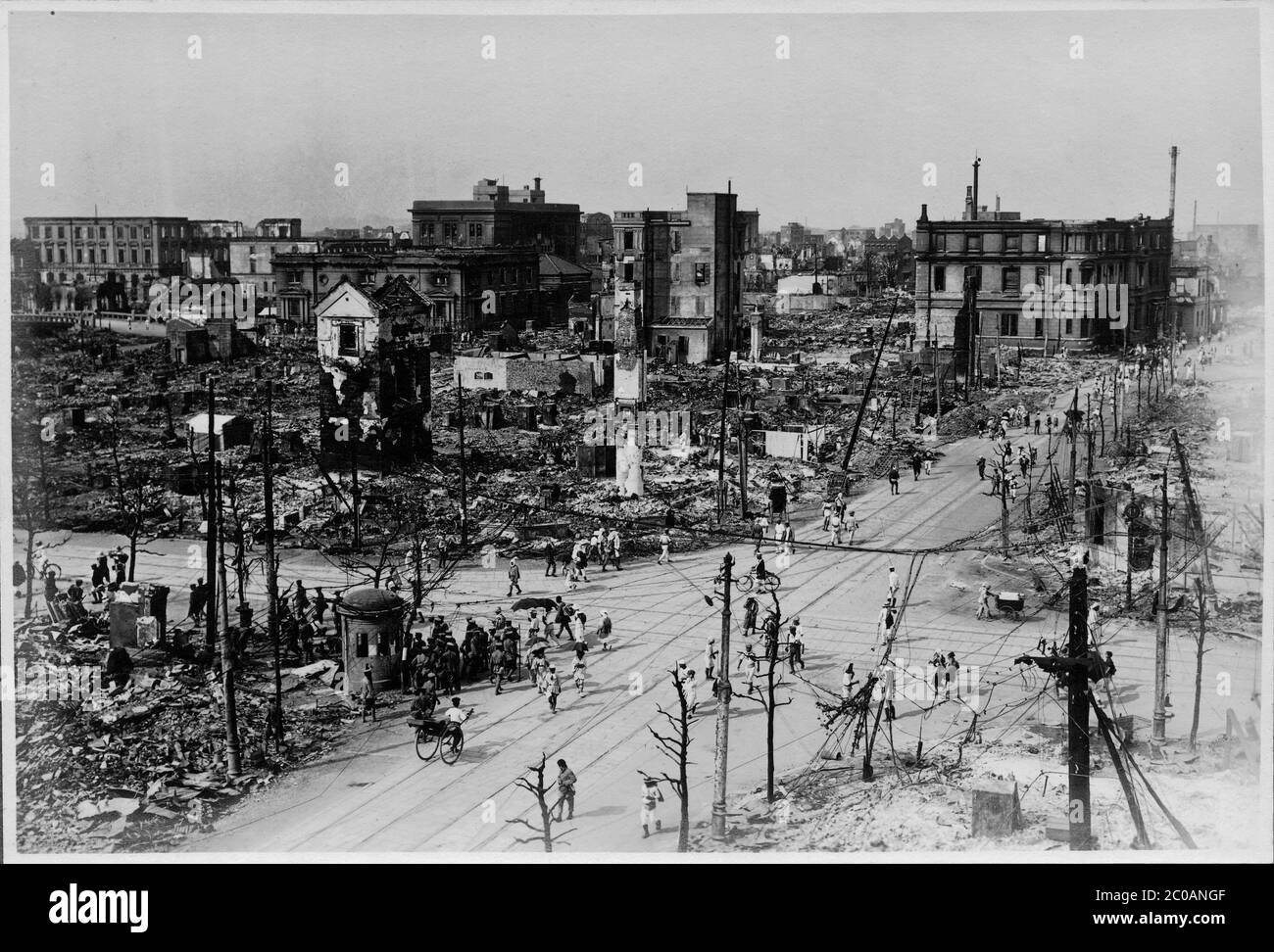 [ anni '20 Giappone - Grande terremoto di Kanto ] - devastazione nel Nihonbashi di Tokyo causata dal Grande terremoto di Kanto (Kanto Daishinsai) del 1° settembre 1923 (Taisho 12). Il terremoto, con una grandezza stimata tra il 7.9 e il 8.4 in scala Richter, devastò Tokyo, la città portuale di Yokohama, circondando prefetture di Chiba, Kanagawa e Shizuoka, e mietette oltre 140,000 vittime. stampa d'argento in gelatina d'epoca del xx secolo. Foto Stock