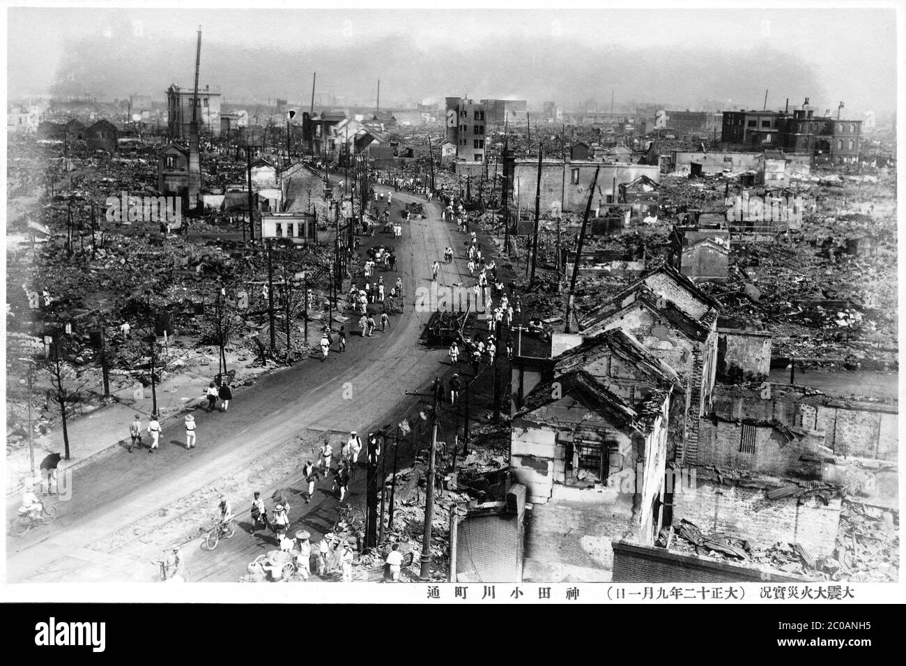 [ 1920 Giappone - Grande terremoto di Kanto ] - la devastazione a Ogawamachi Dori a Kanda, Tokyo causata dal Grande terremoto di Kanto (Kanto Daishinsai) del 1° settembre 1923 (Taisho 12). Il terremoto, con una grandezza stimata tra il 7.9 e il 8.4 in scala Richter, devastò Tokyo, la città portuale di Yokohama, circondando prefetture di Chiba, Kanagawa e Shizuoka, e mietette oltre 140,000 vittime. stampa d'argento in gelatina d'epoca del xx secolo. Foto Stock