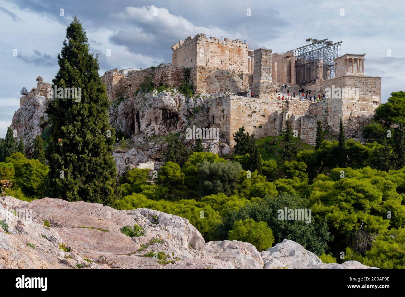 L'Acropoli di Atene in Grecia con il Tempio del Partenone (dedicato alla dea Atena) visto dal punto panoramico della collina di Areopago a Plaka Foto Stock