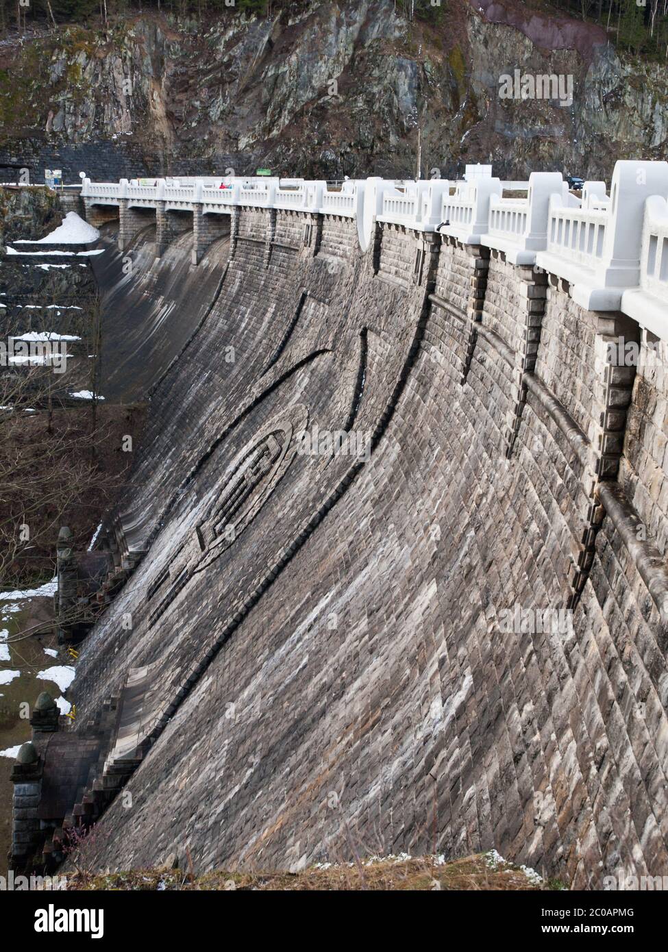 Una piccola diga e centrale elettrica a Spindleruv Mlyn, Repubblica Ceca Foto Stock