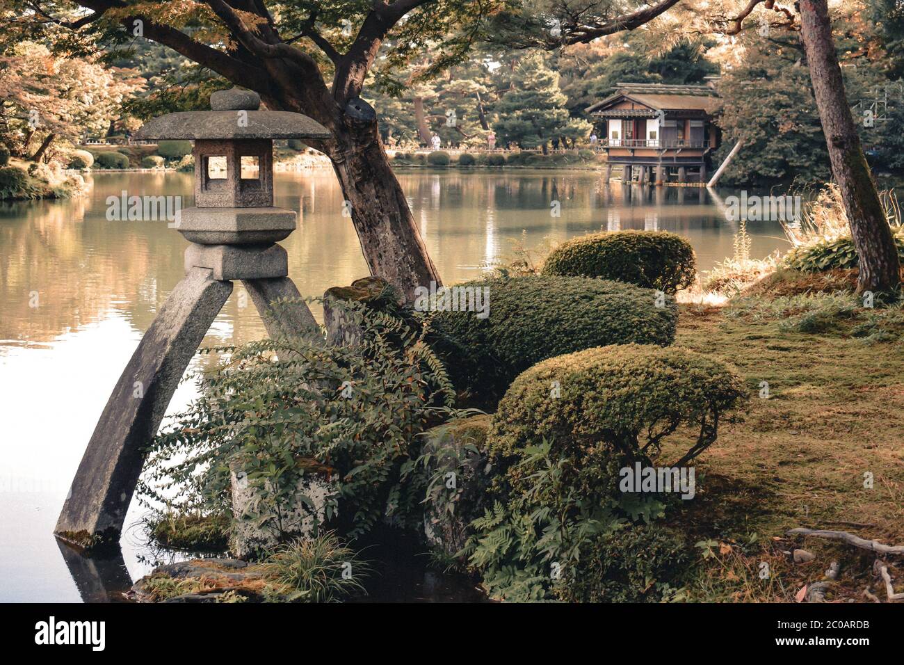 Lanterna di pietra e una casa sul lago nel giardino Kenrokuen a Kanazawa  Giappone Foto stock - Alamy